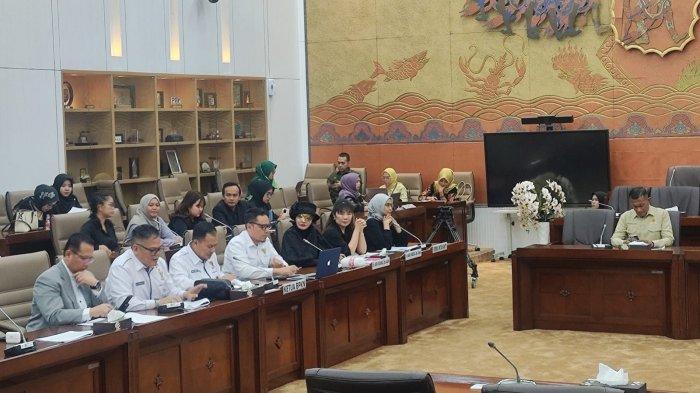 DOKTIF DI KOMISI VI DPR: Komisi VI DPR RI menggelar rapat dengar pendapat (RDP) dengan Badan Perlindungan Konsumen Nasional (BPKN) dan sejumlah influencer untuk dimintai pendapat tentang RUU Perlindungan Konsumen, Rabu (12/3/2025). Salah satu influencer yang hadir yakni dr. Samira Farahnaz atau akrab disapa Doktif. 