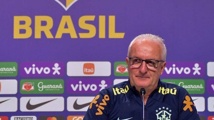 TERANCAM DIPECAT- Tekanan pada pelatih tim nasional sepak bola Brasil  Dorival Júnior telah meningkat pesat. Tim Brasil kalah telak atas rival beratnya Argentina (4-1) pada malam Selasa hingga Rabu, dan kekalahan itu dapat dengan mudah membuat Dorival kehilangan pekerjaannya.  Hal ini dilaporkan oleh berbagai media di Brazil.