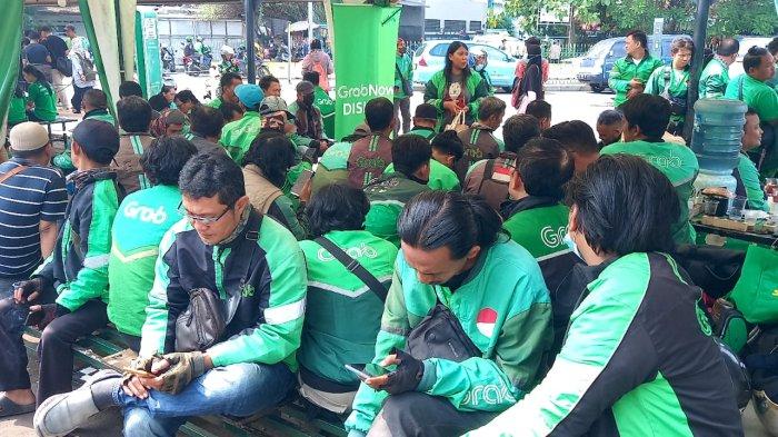 BONUS HARI RAYA DRIVER OJOL - Driver ojek online menunggu orderan penumpang di shelter kawasan Stasiun Tanah Abang, Jakarta Pusat. Wakil Menteri Ketenagakerjaan Immanuel Ebenezer, mengusulkan agar pemberian bonus hari raya (BHR) untuk driver ojek online dan kurir antaran barang online dilakukan oleh perusahaan aplikasi setiap menjelang hari raya.
