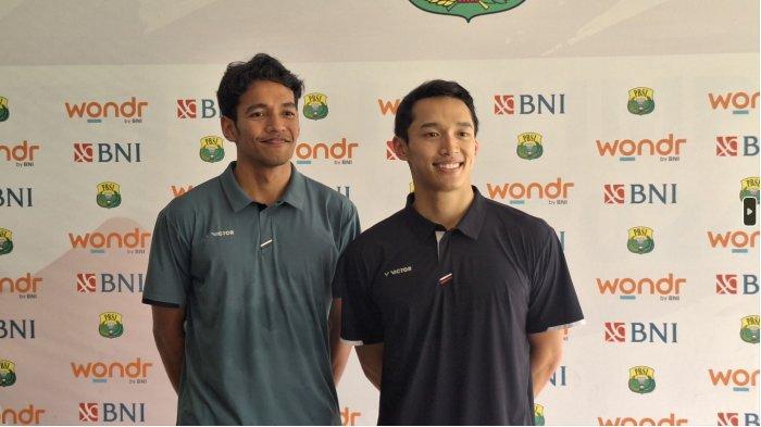 caption: JONATAN DAN CHICO - Dua pebulutangkis tunggal putra Indonesia, Jonatan Christie dan Chico Aura Dwi Wardoyo foto bersama usai resmi diumumkan tak lagi jadi bagian pelatnas PBSI Cipayung, Jakarta, Kamis (15/5/2025). Tribunnews/Abdul Majid