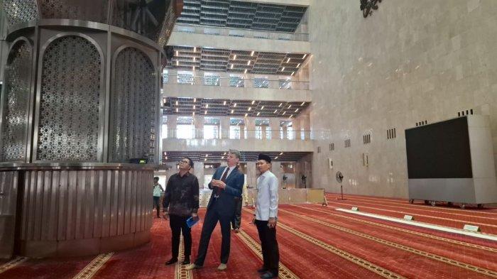 MASJID ISTIQLAL - Duta Besar Australia untuk Indonesia Rod Brazier didampingi Menteri Agama Republik Indonesia sekaligus Imam Besar Masjid Istiqlal, Nasaruddin Umar, melihat ruang salat utama di Masjid Istiqlal, Jakarta, Selasa (8/7/2025). Momen tersebut terjadi usai peresmian Australian Reading Corner di Perpustakaan Masjid Istiqlal.