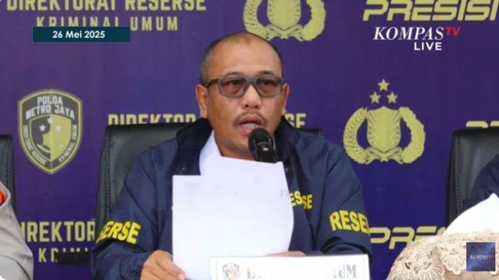 Dirkrimum Polda Metro Jaya, Kombes Wira Satya Putra, saat membeberkan duduk perkara ormas Trinusa atas dugaan pemerasan terhadap pedagang di Pasar Sentra Grosir Cikarang (SGC), Kabupaten Bekasi.