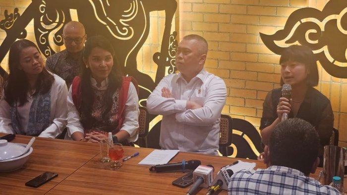 MENHUB DAN GOTO GRAB - Menteri Perhubungan (Menhub) Dudy Purwagandhi bersama pihak Grab dan Gojek dalam konferensi pers di Jakarta Pusat, Senin (19/5/2025). Di acara ini, Dudy mempertanyakan soal keberadaan promo di aplikasi ojol yang ditolak para pengemudi.
Dok: Endrapta Pramudhiaz