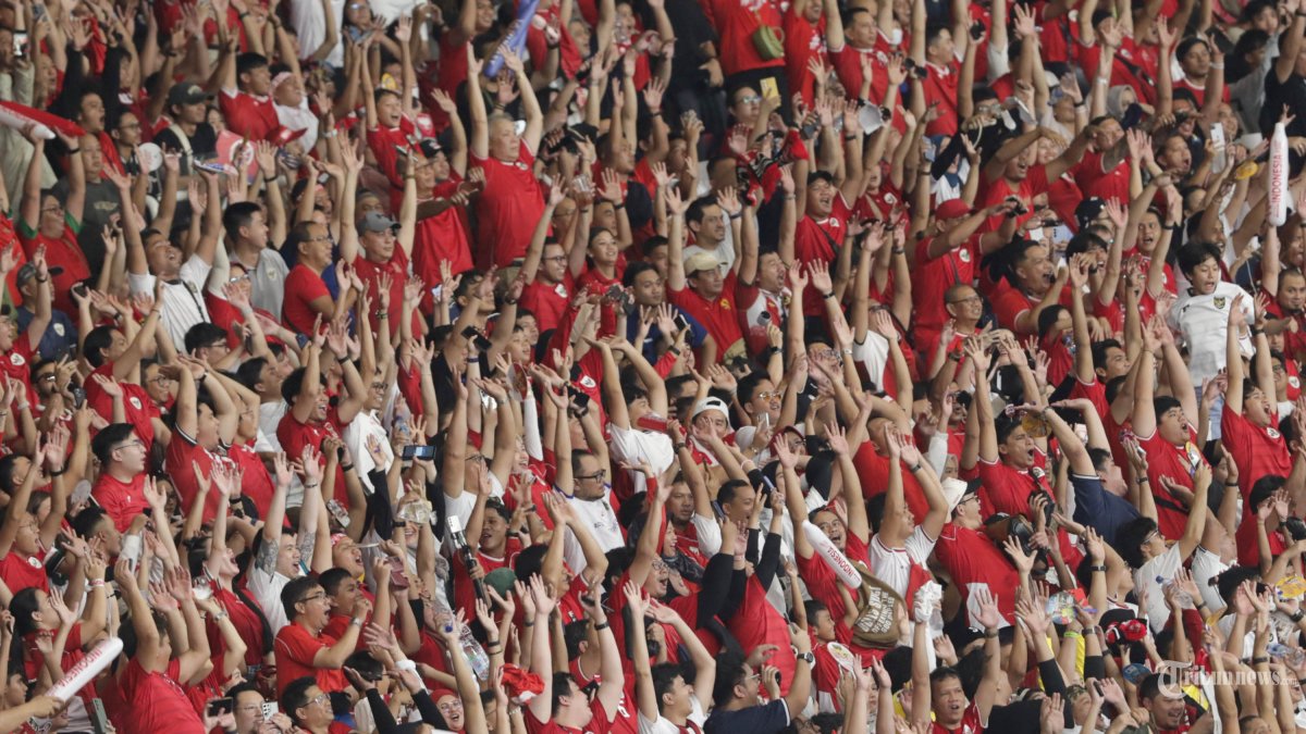SUPORTER TIMNAS INDONESIA - suporter mendukung laga Timnas Indonesia melawan Bahrain dalam babak kualifikasi Piala Dunia 2026 Zona Asia di Stadion Utama Gelora Bung Karno, Senayan, Jakarta, Selasa (25/3/2025). Timnas Indonesia berhasil mengalahkan Bahrain dengan skor 1-0. TRIBUNNEWS/IRWAN RISMAWAN
