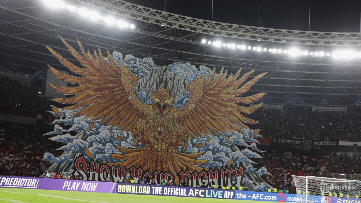 SUPORTER TIMNAS INDONESIA - suporter mendukung laga Timnas Indonesia melawan Bahrain dalam babak kualifikasi Piala Dunia 2026 Zona Asia di Stadion Utama Gelora Bung Karno, Senayan, Jakarta, Selasa (25/3/2025). Timnas Indonesia berhasil mengalahkan Bahrain dengan skor 1-0. TRIBUNNEWS/IRWAN RISMAWAN