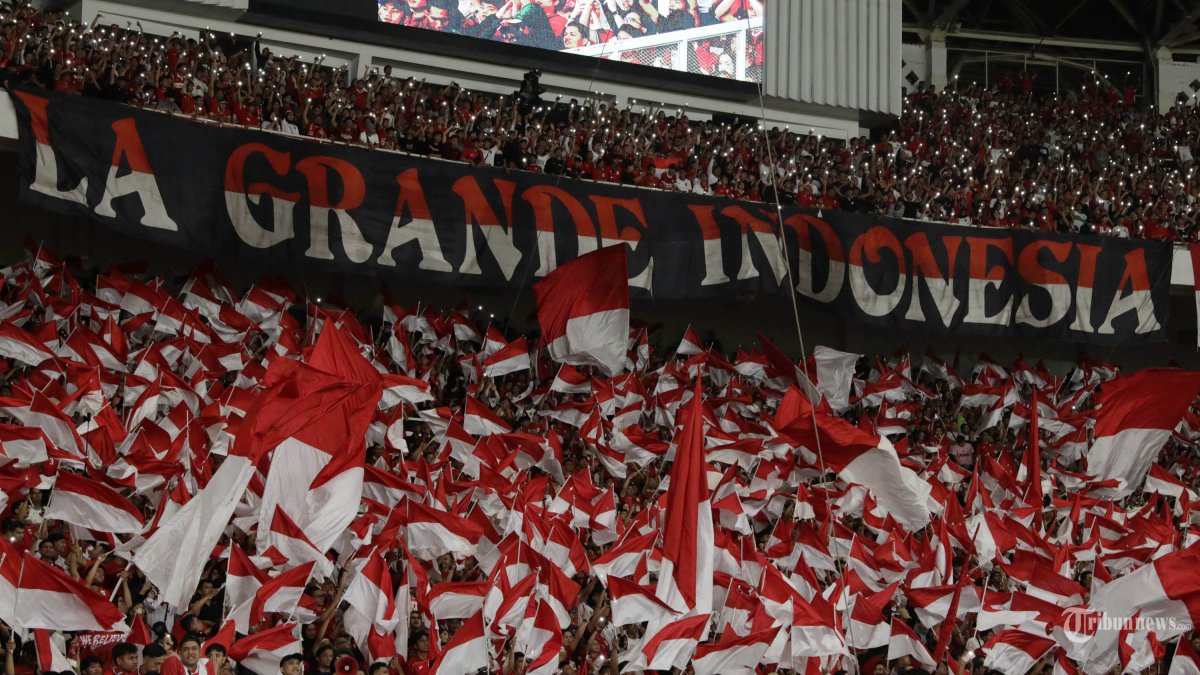 SUPORTER TIMNAS INDONESIA - suporter mendukung laga Timnas Indonesia melawan Bahrain dalam babak kualifikasi Piala Dunia 2026 Zona Asia di Stadion Utama Gelora Bung Karno, Senayan, Jakarta, Selasa (25/3/2025). Timnas Indonesia berhasil mengalahkan Bahrain dengan skor 1-0. TRIBUNNEWS/IRWAN RISMAWAN