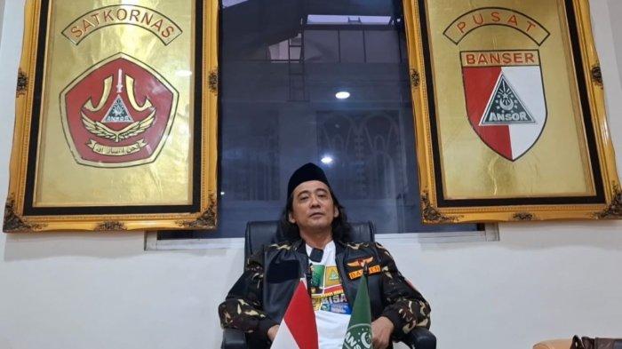 SERAGAM ORMAS - Ketua Pimpinan Pusat Gerakan Pemuda Ansor (GP Ansor), Dwi Winarno di Kantor GP Ansor, Jakarta pada Kamis (19/6/2025). Ia menyebut seragam Barisan Ansor Serbaguna (Banser) merupakan pilihan sejumlah kyai terdahulu, termasuk Presiden ke-4 RI, KH Abdurrahman Wahid atau Gus Dur, merespons larangan seragam ormas mirip TNI/Polri dan Kejaksaan, dari pemerintah.