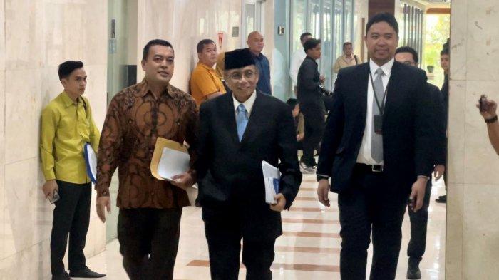 DUTA BESAR INDONESIA - Calon Duta Besar (Dubes) Republik Indonesia untuk Amerika Serikat, Dwisuryo Indroyono Soesilo (tengah) usai menjalani uji kelayakan dan kepatutan (fit and proper test) calon Dubes di Komisi I DPR RI, Kompleks Parlemen Senayan, Jakarta, Sabtu (5/7/2025). Dwisuryo Indroyono merupakan Menko Kemaritiman di awal Kabinet Kerja Presiden Jokowi tahun 2014. 
