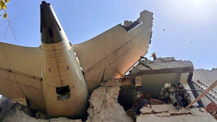 AIR INDIA JATUH - Gambar yang dirilis oleh pasukan pemerintah India menunjukkan ekor pesawat jet penumpang yang terjepit di sebuah gedung di Ahmedabad pada Kamis (12/6/2025).