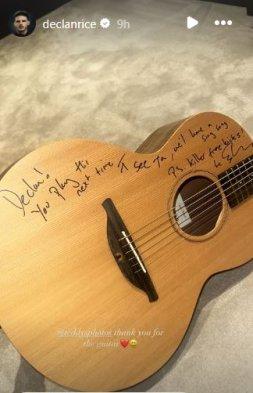 Ed Sheeran kirim hadiah gitar ke Declan Rice