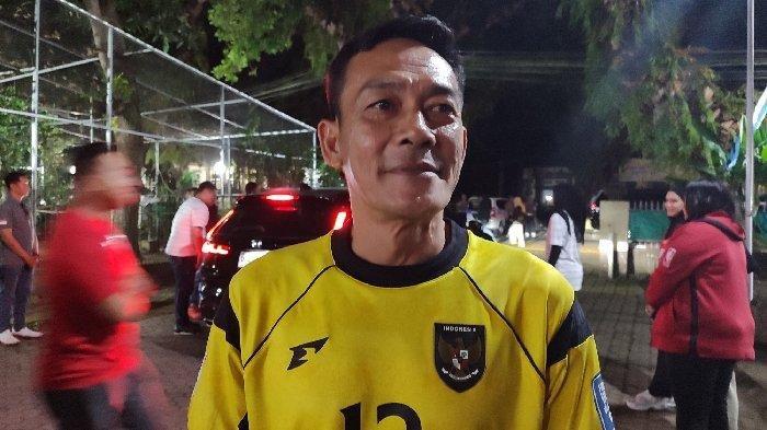 TIMNAS INDONESIA - Edy Mulyadi, ayah dari Emil Audero penjaga gawang Timnas Indonesia saat ditemui usai nonton bareng di Polres Lombok Tengah, Selasa (10/6/2025). Ia mengaku akan menelepon langsung anaknya untuk memberikan semangat setelah Timnas Indonesia dikalahkan Jepang 6-0.