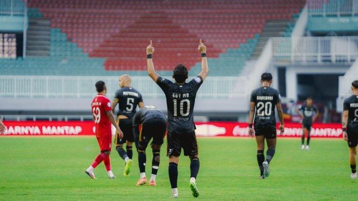 caption: SELEBRASI EGY MAULANA VIKRI -  Penyerang Dewa United FC, Egy Maulana Vikri saat melakukan selebrasi usai mencetak gol ke gawang Malut United di Stadion Pakansari, Bogor,  Jumat (25/4/2025). dok: Dewa United FC