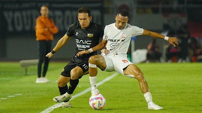 LIGA 1 - Pesepak bola Dewa United, Egy Maulana Fikri berebut bola dengan pesepak bola Persis Solo, Zanadin Fariz dalam pertandingan Liga 1 di Stadion Manahan, Solo, Sabtu (17/5/2025) malam. (Tribun Solo/Muhammad Nursina)