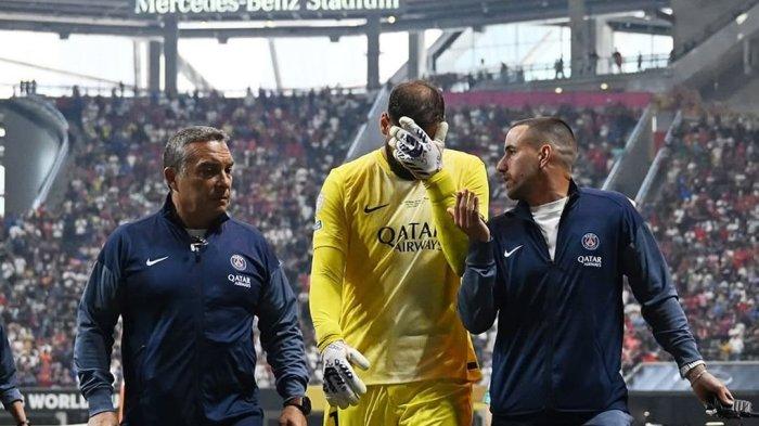 EKSPRESI DONNARUMMA - Ekspresi kiper Paris Saint-Germain, Gianluigi Donnarumma setelah membuat Musiala Jamal mengalami cedera horor di laga PSG vs Bayern Munchen di Piala Dunia Antarklub 2025, Minggu (6/7/2025).
