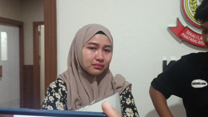 Emi Kamila warga perumahan Aero Home Estate meluapkan tangisannya saat berada di kantor DPRD Kota Makassar pada Kamis (26/6/2025), kini terancam rumah disita.