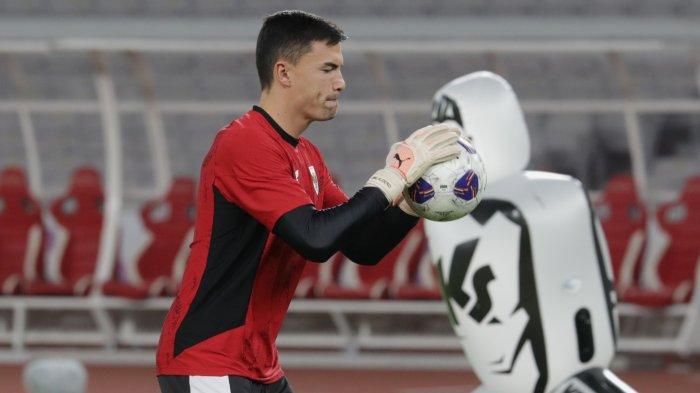 LATIHAN TIMNAS - Pesepak bola Timnas Indonesia Emil Audero melakukan latihan jelang pertandingan Timnas Indonesia melawan Bahrain dalam babak kualifikasi Piala Dunia 2026 Zona Asia di Stadion Utama Gelora Bung Karno, Senayan, Jakarta, Senin (24/3/2025). TRIBUNNEWS/IRWAN RISMAWAN