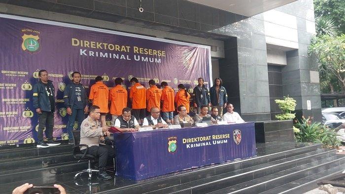 PEMBAKARAN MOBIL POLISI - Enam orang anggota organisasi masyarakat tersangka kasus pembakaran mobil polisi saat dihadirkan Direktorat Reserse Kriminal Umum Polda Metro Jaya di Jakarta, Senin (21/4/2025). Pelaku wanita berperan hasut warga.