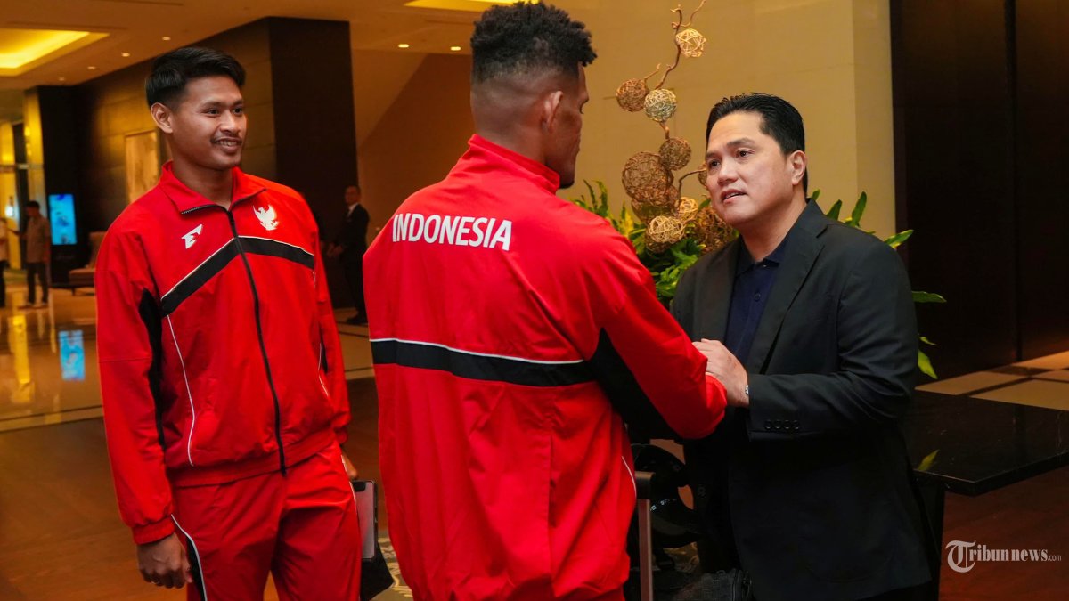 MELEPAS TIMNAS - Ketua Umum PSSI Erick Thohir bersalaman dengan pemain saat melepas Timnas Indonesia menuju Australia di Jakarta, Minggu (16/3/2025). Timnas Indonesia akan bertanding dengan Timnas Australia dalam putaran ketiga Kualifikasi Piala Dunia 2026 grup C pada Kamis (20/3) di Stadion Sepak Bola Sydney. TRIBUNNEWS/HO/PSSI