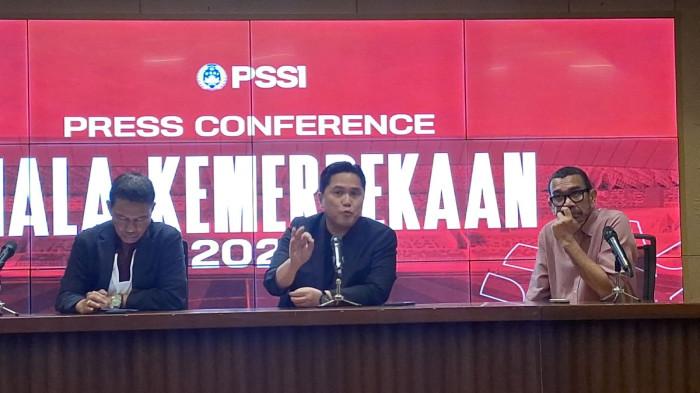 PIALA KEMERDEKAAN - Ketua Umum PSSI, Erick Thohir (tengah) saat memaparkan ajang Piala Kemerdekaan dalam koferensi pers di Media Center SUGBK, Senayan, Jakarta, Kamis (31/7/2025).