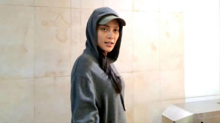 SAMBANGI POLDA - Aktris Erika Carlina menyambangi Polda Metro Jaya, Kamis (24/7/2025). Kedatangannya berkait laporannya terhadap DJ Panda buntut dugaan pengancaman.