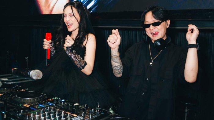 PACARAN - Erika Carlina dan DJ Bravy go public, mengumumkan bahwa mereka kini pacaran. Keduanya sama-sama serius membina hubungan asmara.