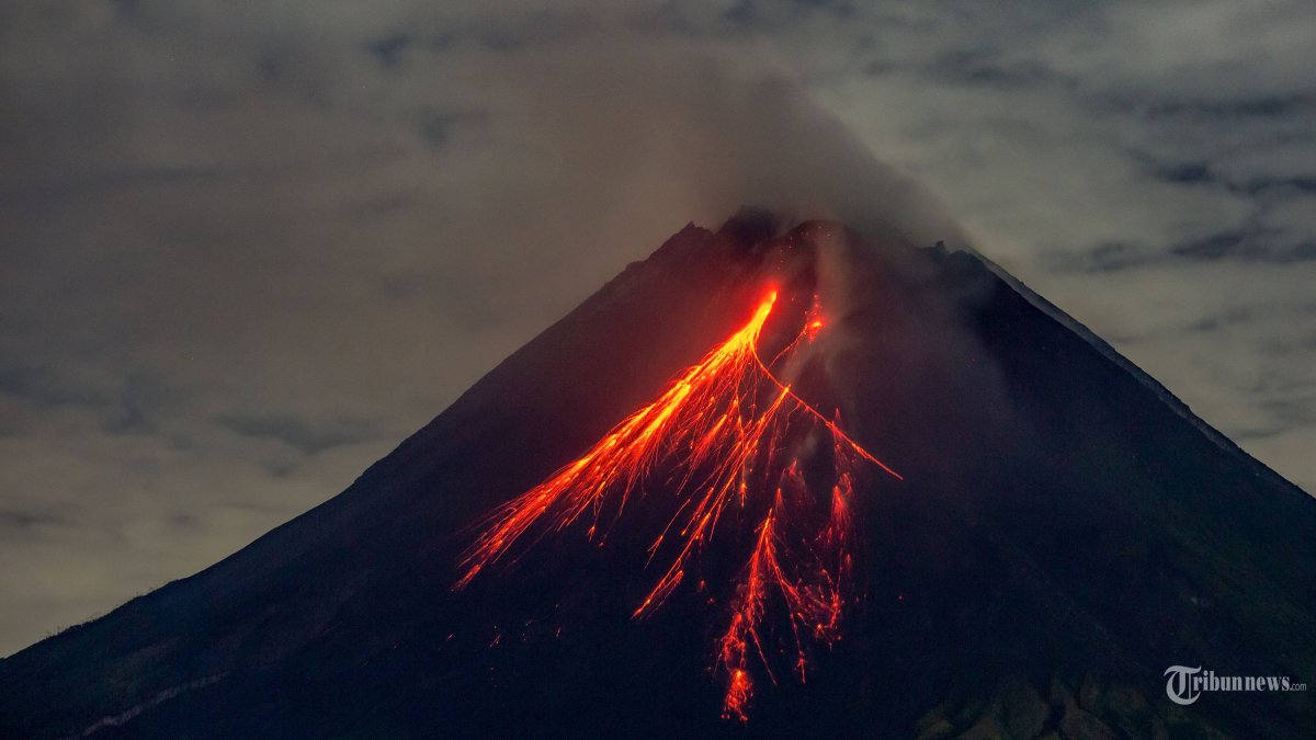 Gunung Merapi memuntahkan lava ke lerengnya saat meletus seperti yang terlihat dari Desa Srumbung di Magelang, Jawa Tengah, pada 4 November 2024. (Photo by DEVI RAHMAN / AFP)