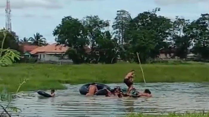Personel BPBD Ogan Ilir dibantu warga mengevakuasi jasad dua bocah yang tenggelam di rawa lebak wilayah Desa Seri Bandung, Ogan Ilir, Sumsel, Minggu (26/1/2025).