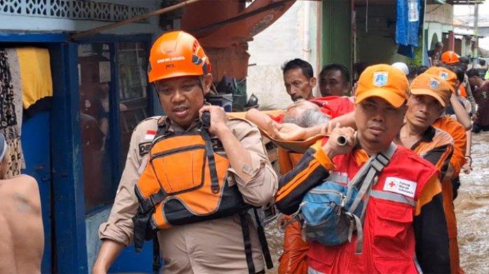 Banjir di kawasan Kebon Pala, Kampung Melayu, Jatinegara Jakarta Timur akibat luapan Kali Ciliwung, Selasa (4/3/2025). Proses evakuasi warga sakit yang terdampak banjir.