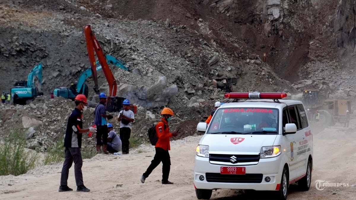 EVAKUASI LANJUTAN - Petugas gabungan membawa jenazah korban tertimbun longsor menggunakan ambulans, di lokasi longsor Tambang Galian C, Gunung Kuda, Desa Cipanas, Kecamatan Dukupuntang, Kabupaten Cirebon, Jawa Barat, Sabtu (31/5/2025).