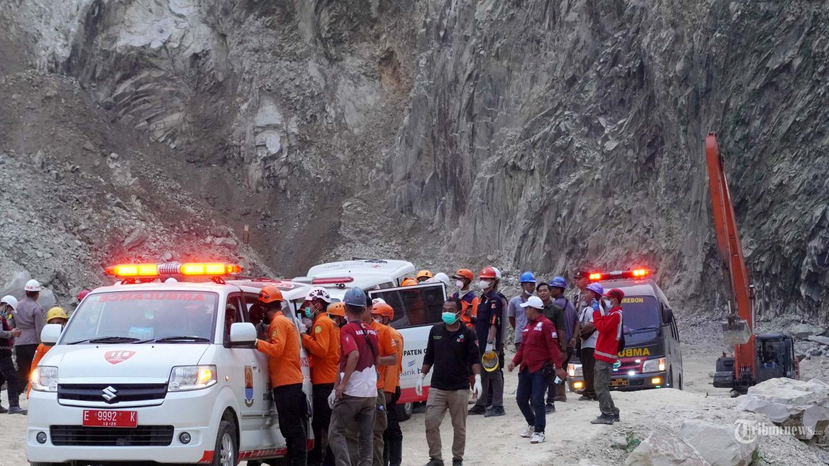EVAKUASI LANJUTAN - Petugas gabungan membawa jenazah korban tertimbun longsor menggunakan ambulans, di lokasi longsor Tambang Galian C, Gunung Kuda, Desa Cipanas, Kecamatan Dukupuntang, Kabupaten Cirebon, Jawa Barat, Sabtu (31/5/2025). Setelah dilakukan pengerukan material batu di lokasi longsor, petugas gabungan kembali menemukan dan mengevakuasi tiga korban tewas tertimbun longsor di tempat kejadian pada Sabtu, 31 Mei 2025 sore. Dengan tiga korban ditemukan, tersisa delapan korban lainnya yang masih tertimbun di lokasi kejadian. (TRIBUN JABAR/GANI KURNIAWAN)