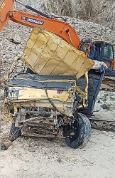LONGSOR - Kondisi truk yang hancur tertimpa longsor di lokasi galian C, Cipanas, Dukuhpuntang, Kabupaten Cirebon, Jawa Barat, Jumat (30/5/2025). Bencana longsor ini menyebabkan 10 orang pekerja tambang dilaporkan meninggal dunia. TRIBUNNEWS/HO/BNPB
