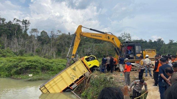 EVAKUASI KORBAN - Petugas mengevakuasi mobil colt diesel yang terjun ke Sungai Segati saat membawa 32 pekerja HTI di Desa Segati, Kecamatan Langgam, Kabupaten Pelalawan, Riau Minggu (23/2/2025). Sebanyak 15 korban tewas dalam peristiwa ini.