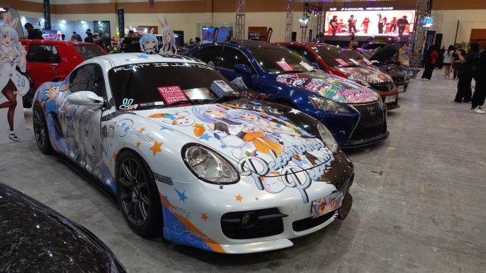 Modifikasi sport car dengan stiker anime menambah warna penyelenggaraan kontes modifikasi dan pameran Evoria International Automodified (IAM) 2024 di JCC Senayan, Jakarta. Event ini berlangsung pada Sabtu-Minggu 14-15 Desember 2024.