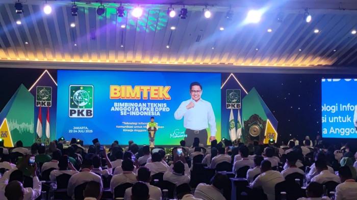 BIMTEK PKB:  Ketua Umum Partai Kebangkitan Bangsa (PKB) Muhaimin Iskandar atau Cak Imin memimpin bimbingan teknis (bimtek) bagi para kader PKB yang duduk di kursi pemerintahan sampai legislatif semua tingkatan, mulai dari legislatif di Senayan hingga kota dan provinsi seluruh Indonesia. Cak Imin memberikan arahan untuk meningkatkan kualitas peran di semua aspek/