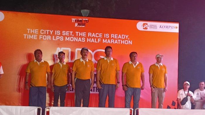 LPS MONAS MARATHON - Wakil Gubernur Jakarta, Rano Karno membuka secara resmi ajang LPS Monas Half Marathon 2025 yang digelar di kawasan Monumen Nasional, Jakarta Pusat, Minggu (15/6/2025) pagi. (Fersianus Waku)