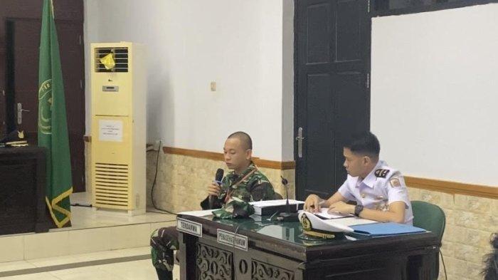 FOTO OKNUM TNI AL DI RUANG SIDANG - Jumran, terdakwa anggota TNI AL, duduk tenang di persidangan kasus pembunuhan jurnalis Juwita, Senin (5/5/2025).