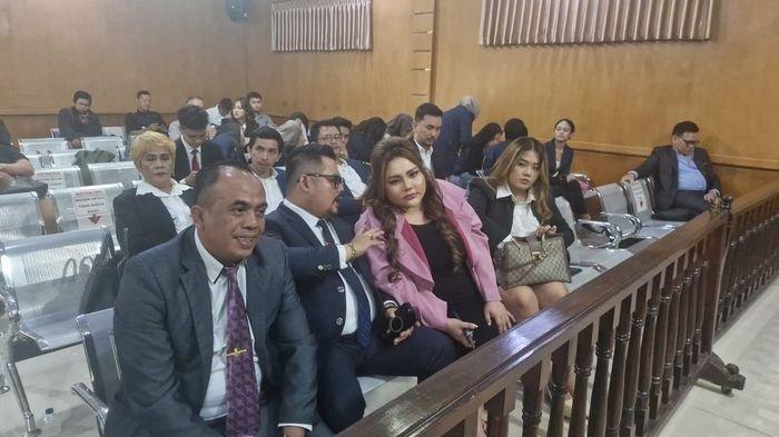 SIDANG LISA MARIANA VS RIDWAN KAMIL DITUNDA - Lisa Mariana tampak kecewa namun tetap tegar saat sidang gugatan perdata terhadap Ridwan Kamil di PN Bandung ditunda.
