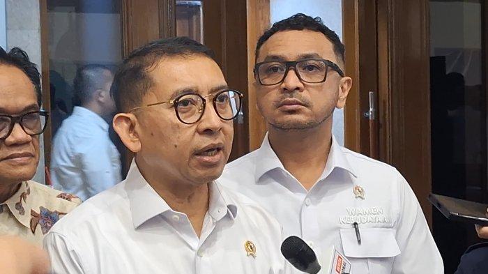 KONTROVERSI CHAIRLIFT DI BOROBUDUR - Menteri Kebudayaan Fadli Zon di kompleks parlemen, Senayan, Jakarta, Senin (26/5/2025). Fadli Zon mengatakan, penggunaan chairlift seperti yang sekarang sedang dipasang di Candi Borobudur sudah menjadi praktik umum di berbagai situs warisan dunia.