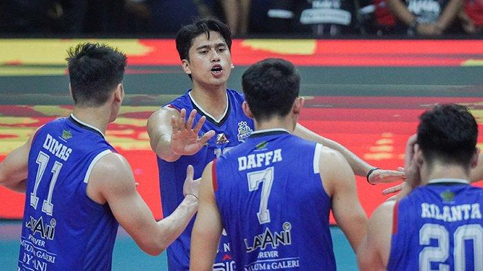 HASIL PROLIGA 2025 - Pevoli LavAni, Fahri Septian Putratama memberikan instruksi kepada rekannya saat melawan tim voli putra Bhayangkara Presisi dalam seri ketiga Final Four Proliga 2025 di Gor Sritex Arena, Solo, Minggu (4/5/2025). (Tribun Solo/Muhammad Nursina)