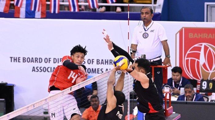 FARHAN SPIKE - Outside Hitter Timnas voli putra Indonesia, Farhan Halim melakukan spike saat lawan Thailand di AVC Nations Cup 2025 Bahrain, Kamis (19/6/2025).