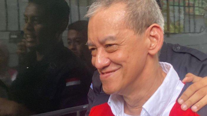 FARIZ RM SIDANG - Musisi Fariz Rustam Munaf alias Fariz RM kembali menjalani sidang kasus narkoba di Pengadilan Negeri Jakarta Selatan, Kamis (3/7/2025). Saat tiba di Pengadilan Negeri Jakarta Selatan, senyum lebar Fariz RM terlihat dari kejauhan saat turun dari bis tahanan. (Tribunnews.com/Fauzi Alamsyah).