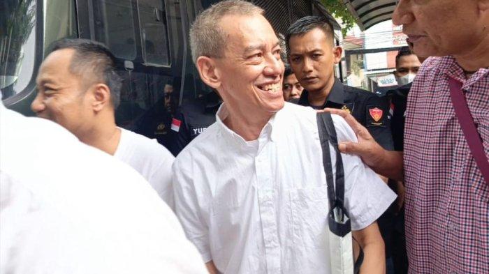 FARIZ RM SIDANG - Musisi Fariz RM saat tiba di Pengadilan Negeri Jakarta Selatan, Kamis (26/6/2025). Fariz RM akan menjalani sidang lanjutan terkait kasus narkoba.