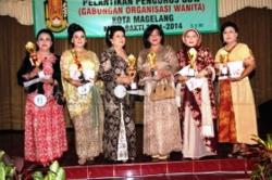 Ibu-ibu Gendut Berlenggak-lenggok di Atas Catwalk - TribunNews