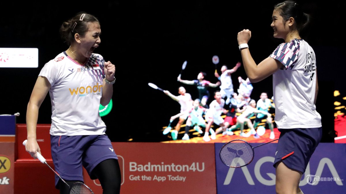 INDONESIA OPEN 2025 - Ekspresi kegembiraan pebulu tangkis ganda putri Indonesia Febriana Dwipuji Kusuma dan Amalia Cahaya Pratiwi usai mengembalikan kok ke arah pebulu tangkis ganda putri Korea Selatan Baek Ha Na dan Lee So Hee pada babak perempat final Kapal Api Indonesia Open 2025 di Istora Senayan, Gelora Bung Karno, Jakarta, Jumat (6/6/2025). Pasangan Febriana dan Amalia gagal melaju ke semifinal usai kalah dengan skor 21-18, 16-21 dan 7-21. TRIBUNNEWS/IRWAN RISMAWAN