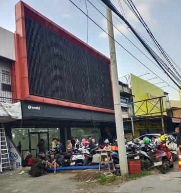 PINDAI RETINA MATA - Belakangan ini sedang ramai menjadi perbincangan di media sosial sebuah aplikasi bernama World App. Di media sosial banyak warga di Bekasi dan Depok, Jawa Barat berbondong-bondong datang ke sebuah tempat yang diduga menawarkan aplikasi tersebut.

Warga yang berbondong-bondong tersebut bukan tanpa alasan datang ke lokasi itu. Ada imbalan berupa uang tunai kepada siapa saja yang bersedia melakukan pendaftaran dan menjalani pemindaian atau scan retina mata.

Nominal uang tunai yang diberikan berkisar antara Rp 200 ribu hingga Rp 800 ribu untuk sekali scan retina mata.