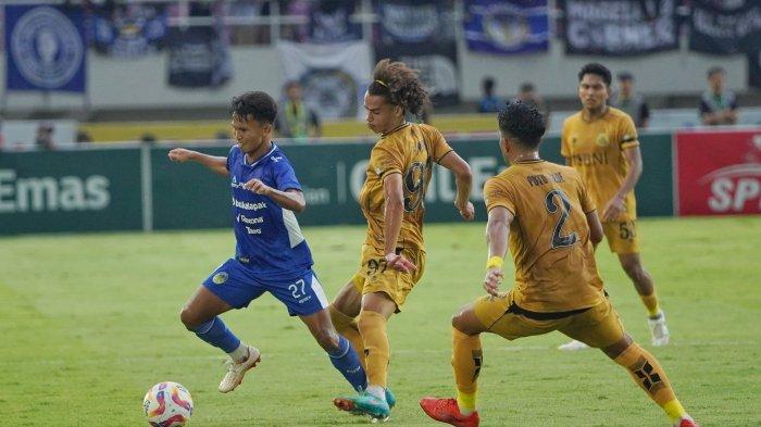 PELANGGARAN - Pesepak bola Bhayangkara FC, Felipe Ryan (kedua kiri) melakukan pelanggaran terhadap pesepak bola PSIM Yogyakarta, Sugiyanto Baitul (kiri) pada pertandingan final Liga 2 2024/2025 di Stadion Manahan, Solo, Rabu (26/2/2025) sore. TRIBUNNEWS/Muhammad Nursina