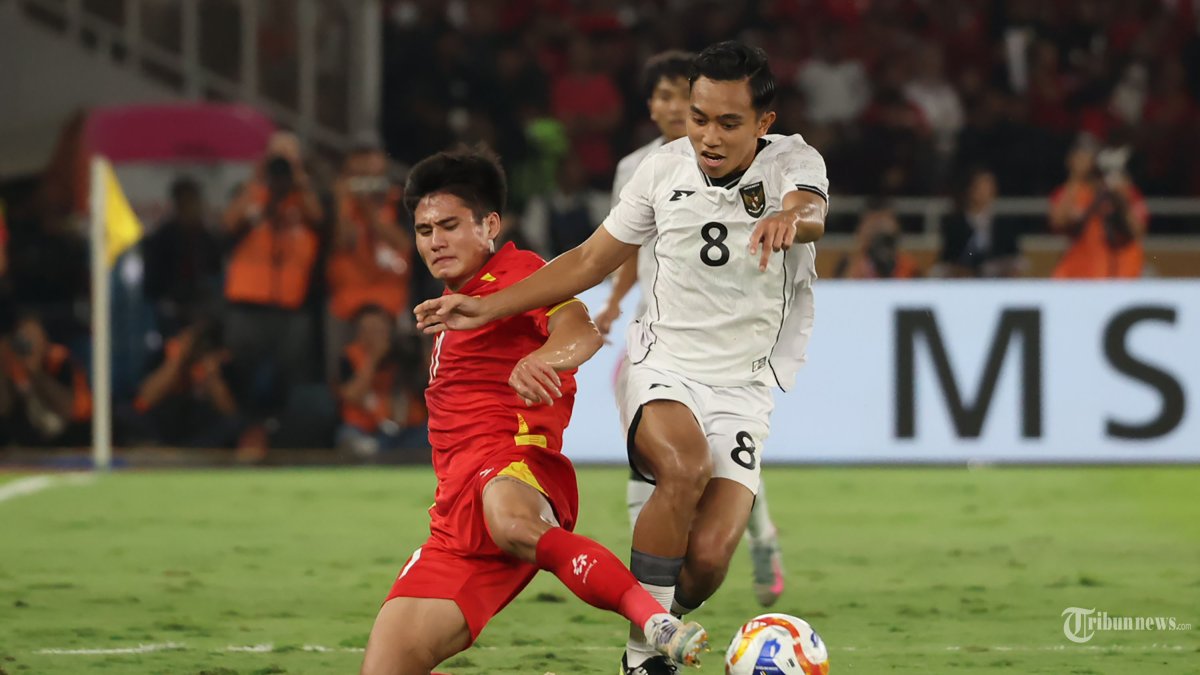FINAL AFF U23 - Pesepak bola Timnas U-23 Indonesia Muhammad Rayhan Hannan berebut bola dengan pesepak bola Timnas Vietnam pada final Piala AFF U-23 di Stadion Utama Gelora Bung Karno (SUGBK), Jakarta, Selasa (29/7/2025). Sementara Indonesia tertinggal 1-0 dari Vietnam. Foto diambil menggunakan kamera Canon EOS R1 dengan lensa RF 100-500mm. TRIBUNNEWS/HERUDIN