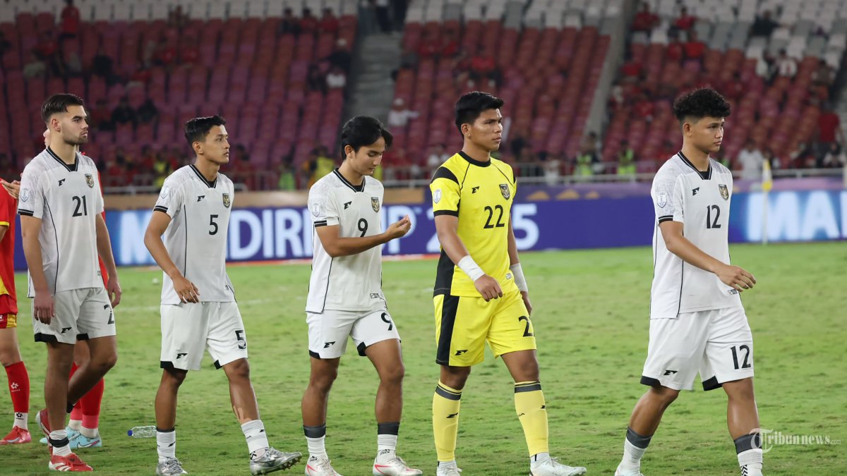 FINAL AFF U23 - Pesepak bola Timnas U-23 Indonesia berjalan lesu usai dikalahkan Timnas Vietnam pada final Piala AFF U-23 di Stadion Utama Gelora Bung Karno (SUGBK), Jakarta, Selasa (29/7/2025). Vietnam mengalahkan Timnas U23 Indonesia dengan skor tipis 1-0. Foto diambil menggunakan kamera Canon EOS R1 dengan lensa RF 100-500mm. TRIBUNNEWS/HERUDIN