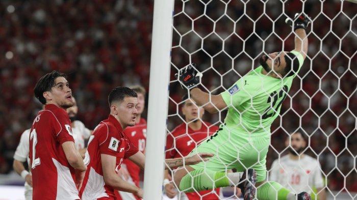 TIMNAS INDONESIA - Pesepak bola Timnas Indonesia berebut bola dengan pesepak bola Bahrain dalam babak kualifikasi Piala Dunia 2026 Zona Asia di Stadion Utama Gelora Bung Karno, Senayan, Jakarta, Selasa (25/3/2025). TRIBUNNEWS/IRWAN RISMAWAN