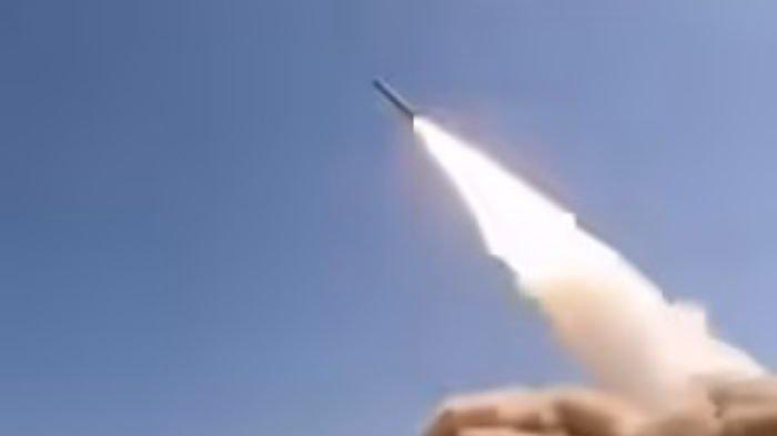 GAME CHANEGR - Peluncuran rudal Qassem Basir oleh militer Iran. Rudal balistik ini disebut-sebut sebagai game changer di Timur Tengah di tengah ancaman serangan terhadap negara tersebut dari AS dan Israel.
